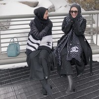 Rok tersebut dipadukan dengan long coat dan celana legging. Meski roknya tidak sampai mata kaki, keduanya tetap tampil santun dan tertutup. Gaya yang bisa kamu contek untuk liburan. Foto: Instagram/Laudya Cynthia Bella
