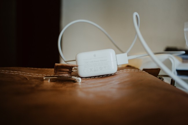 Kabel hingga charger yang rusak juga ada kalanya lupa dibuang. Periksa lagi peralatan tersebut, jangan sampai hanya memenuhi rumahmu saja. Foto: Unsplash