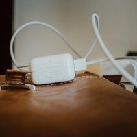 Kabel hingga charger yang rusak juga ada kalanya lupa dibuang. Periksa lagi peralatan tersebut, jangan sampai hanya memenuhi rumahmu saja. Foto: Unsplash