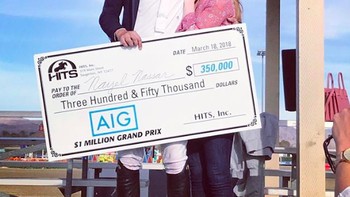 Jennifer sangat bangga kala pacarnya itu juara dalam event berkuda. Tidak bisa mencari kata untuk menggambarkan betapa bangga diriku, tulis Jennifer. Foto: Instagram