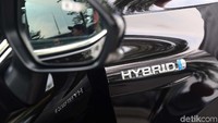 New Camry yang meluncur di Indonesia ini memiliki tiga varian, yaitu 2.5 G, 2.5 V dan tipe hybrid 2.5 L Hybrid.