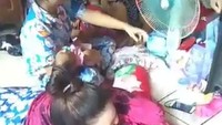 Sehari-hari, Titi hanya main Hp dan makan serta nyemil.