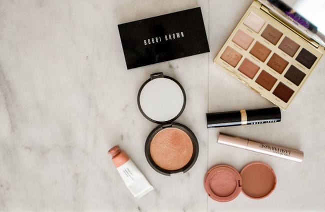 Cek kembali tanggal kadaluarsa peralatan make up-mu, atau ingat kembali kapan kamu membeli produk tersebut. Hindari iritasi kulit dengan tidak membuat make up kadaluarsa. Foto: Unsplash