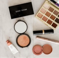 Cek kembali tanggal kadaluarsa peralatan make up-mu, atau ingat kembali kapan kamu membeli produk tersebut. Hindari iritasi kulit dengan tidak membuat make up kadaluarsa. Foto: Unsplash