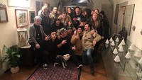 Kehangatan terpancar dari seluruh orang yang ikut bersama Rossi menikmati pergantian tahun dengan bermain ski. (Foto: Instagram @valeyellow46)
