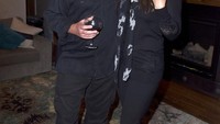 Christian rela menaikan berat badan, demi memenuhi karakter Dick Cheney. Ini posenya saat menikmati segelas wine bersama sang istri. Foto: Istimewa
