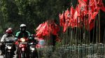 Deretan Bendera Banteng Merahkan Jalanan Ibu Kota