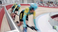 Para pebalap Kazakhstan memacu sepedanya saat menjajal lintasan Velodrome, Rawamangun, Jakarta Timur.