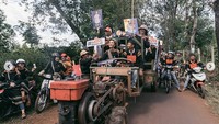 Ia pun sempat diarak keliling desa bersama anak-anak. Dok. Instagram/hhennie.official