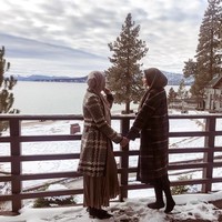Berlibur saat musim dingin, keduanya harus memakai double layer. Entah disengaja atau tidak, keduanya memilih outerwear senada. Seperti long coat bermotif yang mereka pakai saat mengunjungi Danau Tahoe ini. Foto: Instagram/Zaskia Sungkar