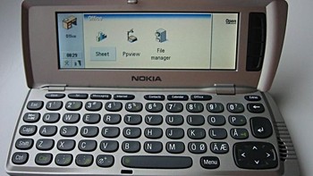 Berlanjut kemudian ke Nokia Communicator 9210 yang rilis pada tahun 2000. Banyak peningkatannya, seperti layar sudah berwarna, dan memakai prosesor ARM. Ia adalah perangkat pertama dengan platform Symbian dan memperkenalkan interface Series 80. Foto: istimewa