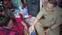 Titi kini hanya bisa tiduran di lantai. Untuk duduk saja tidak bisa apalagi berdiri.