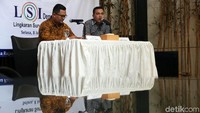 Peneliti LSI Denny JA, Ardian Sopa didampingi Rully Akbar saat memaparkan kembali rilis survei terbaru bertajuk Yang Juara dan Yang Terhempas: Pertarungan Partai Politik 2019 di kabtit LSI Rawamangun, Jakarta Timur, Selasa (8/1/2019).