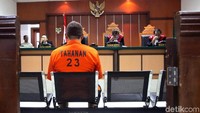 Selain didakwa melakukan persiapan fisik untuk perbuatan terorisme Heru juga didakwa memperdagangkan senjata api untuk kegiatan terorisme.