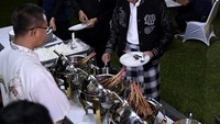 Momen dimana saat malam pergantian tahun, Jokowi ajak para karyawan istana makan gratis dengan sajian sate, angkringan hingga wedang ronde. Foto: Biro Pers Setpres