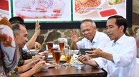 Lagi-lagi gaya makan sederhananya kembali menarik perhatian. Saat berkunjung ke Ambon untu merayakan Hari Pers Nasional. Presiden Jokowi menyempatkan makan malam dengan menu bakso. Foto: Instagram @jokowi