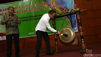Hanif Dhakiri memukul gong tanda dibukanya Rakornas Bidang Ketenagakerjaan.