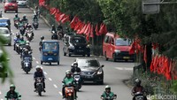 Bendera merah berlogo banteng itu nampak berjejer di sepanjang Jalan Kyai Tapa, mulai dari Terminal Grogol sampai Flyover Roxy.  
