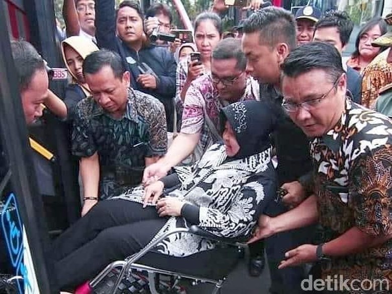 Dirawat Intensif, Risma Masih Pakai Alat Bantu Pernafasan Dirawat Intensif, Risma Masih Pakai Alat Bantu Pernafasan