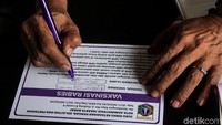 Warga akan diberikan kartu yang berisi data pemberian vaksin kepada hewan peliharaannya.
