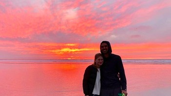 “Hari terakhir di California. Akan merindukan ini,” tulis Nayel di caption foto ini. Mereka cukup sering bepergian bersama. Nayel adalah lelaki keturunan Arab. Lahir di Chicago, Nayel menghabiskan masa kecilnya di Kuwait karena dulu, orang tuanya bekerja di sana. Foto: Instagram