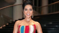 Hhen Nie jadi 5 besar di Miss Universe dan mendapat hadiah ratusan juta. Ia pun menyumbangkan uang itu untuk perpustakaan anak-anak di negaranya.  Foto: Dok. Instagram/hhennie.official