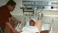 Ketua Tim Kampanye Nasional (TKN) Erick Thohir menjenguk Ustaz Arifin Ilham yang sedang dirawat di RSCM. Erick meminta masyarakat turut berdoa untuk sang ustaz. (Foto: dok. TKN Jokowi-Maruf)