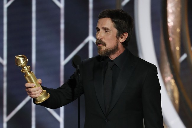 Christian Bale keluar dari sekolah saat berusia 16 tahun. Sejak itu dia bekerja untuk menghidupi dirinya dengan membintangi berbagai iklan komersil, sampai seorang produser tertarik mengajaknya untuk main film. Kini Bale jadi salah satu aktor paling berdedikasi dan totalitas memainkan peran. Foto: Getty Images
