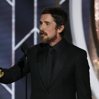 Christian Bale keluar dari sekolah saat berusia 16 tahun. Sejak itu dia bekerja untuk menghidupi dirinya dengan membintangi berbagai iklan komersil, sampai seorang produser tertarik mengajaknya untuk main film. Kini Bale jadi salah satu aktor paling berdedikasi dan totalitas memainkan peran. Foto: Getty Images