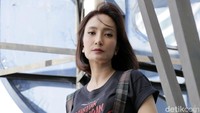 Salah satunya adalah saat Artika membacakan sebuah mantra.