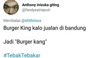 Makanan dengan merek internasional bisa berubah mengikuti tradisi dan kearifan lokal kalau dijual di daerah. Seperti burger ini, haha. Foto: Twitter