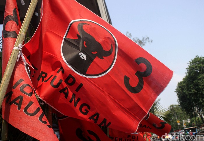 PDIP akan menggelar Rakornas untuk menyambut HUT ke-46 pada Kamis (10/1/2019) mendatang. Ratusan bendera PDIP merahkan jalanan Jakarta.