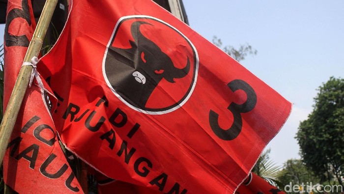 PDIP akan menggelar Rakornas untuk menyambut HUT ke-46 pada Kamis (10/1/2019) mendatang. Ratusan bendera PDIP merahkan jalanan Jakarta.