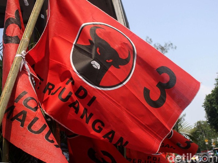 PDIP akan menggelar Rakornas untuk menyambut HUT ke-46 pada Kamis (10/1/2019) mendatang. Ratusan bendera PDIP merahkan jalanan Jakarta.