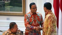 Anies Baswedan tampil menggunakan busana batik saat hadiri rapat terbatas.