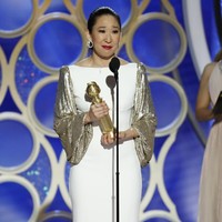 Malam itu diakhiri dengan Sandra Oh menerima penghargaan aktris terbaik untuk serial Killing Eve, di mana ia berperan sebagai Eve Polastri. Foto: Getty Images