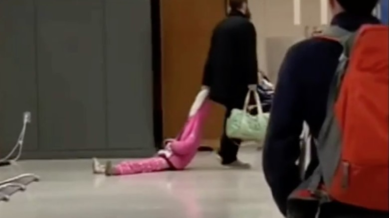 Viral Anak Kecil Diseret Ayahnya Saat di Bandara Washington