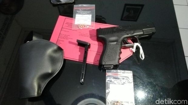 Barang bukti pelaku penembakan konter HP