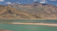 Traveler dapat ipemandangan menakjubkan antara kota-kota Pamir Highway di Asia Tengah itu. Ada Danau Yashikul yang bertepian pasir dan dihuni unta (Dave Stamboulis/BBC Travel)