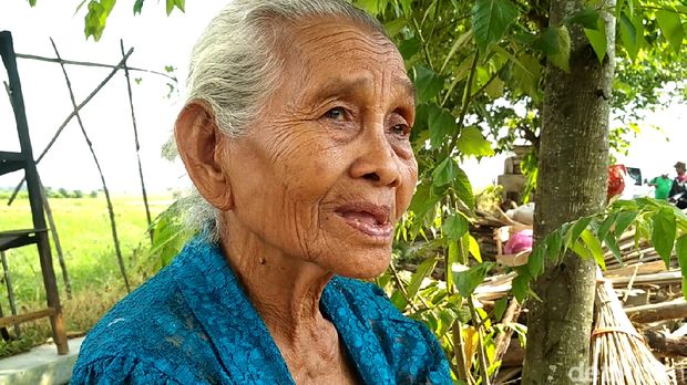 Senyum Mbah Cikrak Melihat Rumahnya Direnovasi Komunitas Peduli