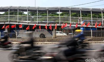 Jelang HUT PDIP, Bendera Banteng Merahkan Jalanan Jakarta