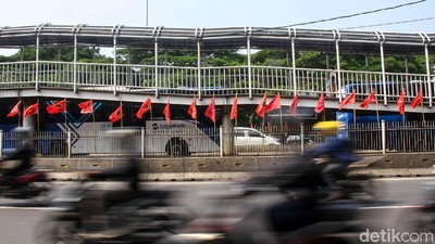 Deretan Bendera Banteng Merahkan Jalanan Ibu Kota
