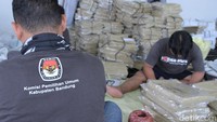 Sementara untuk logistik yang belum masuk ke kabupaten Bandung antara lain formulir dan surat suara. Meski demikian, surat suara diakuinya sudah mulai diproduksi oleh KPU RI pada pertengahan Januari mendatang.