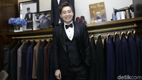 Edric Tjandra akan melepas masa lajangnya dalam waktu dekat ini bersama Venny Chandra. Ia pun sudah mempersiapkan semuanya, termasuk memilih jas.  Foto: Palevi S/detikFoto