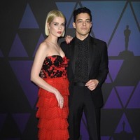 Hubungan yang bermula dari cinlok (cinta lokasi) itu pun akhirnya dikonfirmasi oleh Rami baru-baru ini saat ia menerima penghargaan di Palm Springs International Film Festival. Foto: Getty Images