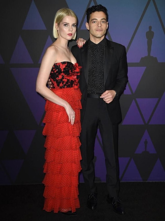 Rami dan Lucy dikabarkan baru berpacaran dua bulan terakhir setelah terlibat cinta lokasi di film Bohemian Rhapsody. Selasai fashion show Valentino, keduanya tertangkap kamera paparazzi sedang berciuman mesra di dalam mobil. (Foto: Getty Images)