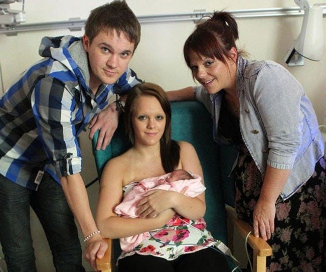 Shem Davies: 29 TahunBanyak wanita yang baru memiliki buah hati di usia 29 tahun. Namun di usia produktif tersebut, Shem malah sudah memiliki cucu. Dikatakan jika Shem dan suaminya Kelly punya anak, Tia, di usia 15 tahun. Sedangkan Tia punya anak di usia 14. Kelly pun lebih terlihat seperti kekasih Tia ketimbang ayah. Foto: ist