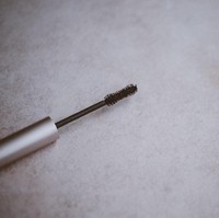 Belum kadaluarsa, tapi maskara dan cat kuku sudah kering? Sebaiknya jangan disimpan karena hanya akan memenuhi lemarimu. Cari cara untuk membuatnya cair kembali atau lebih baik dibuang saja. Foto: Unsplash