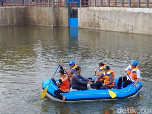 Resmikan Kolam Retensi Sirnaraga, Oded Tebar 1 Kuintal Ikan Mas