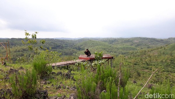 Melongok lebih jauh, mata pengunjung akan dimanjakan pemandangan alam berupa perbukitan nan asri dari puncak Gunung Gede. Tak hanya dapat menikmati keasrian alam, pengunjung juga dapat berswafoto di beberapa spot foto dengan beraneka bentuk (Pradito Rida Pertana/detikTravel) Melongok lebih jauh, mata pengunjung akan dimanjakan pemandangan alam berupa perbukitan nan asri dari puncak Gunung Gede. Tak hanya dapat menikmati keasrian alam, pengunjung juga dapat berswafoto di beberapa spot foto dengan beraneka bentuk (Pradito Rida Pertana/detikTravel)